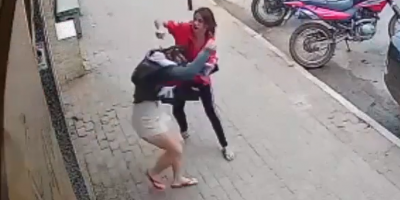 Knife Wielding Woman Gets Into A Fight With Love Rival In Brazil