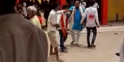 Indian Priests Fight Over Temple Donations