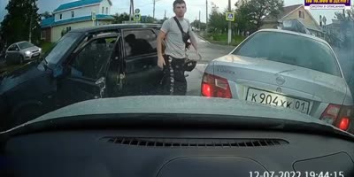 Idiot Causes 4 Cars Accident In Russia