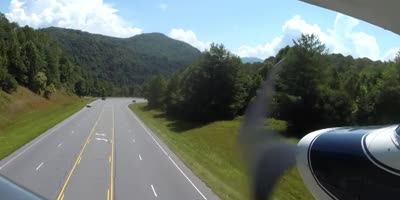 North Carolina: Plane makes emergency landing on  highway