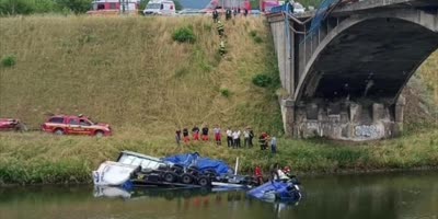 Truck falls down 13m from a bridge in Slovakia