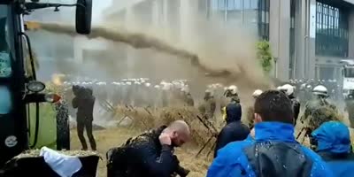 Brussels: Farmers spray shit all over police in mass