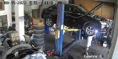 Lucky Mechanic Caught On Camera In China