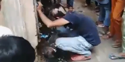 Humiliated Thief Cleans Drains to Repent His Crime In India