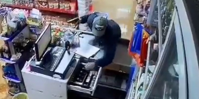 Armed Thug Robs The Store In Ecuador