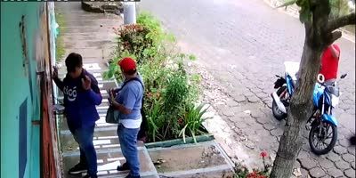 Man Cornered & Robbed In El Salvador