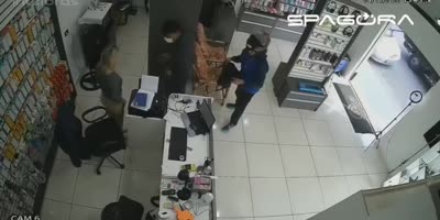 Off Duty Cop Shoots Robber Outside The Store In Brazil