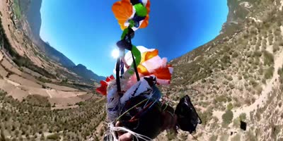 Spain: Paraglider barely avoids death after parachute gets tangled, backup doesn't open