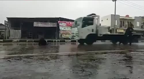 Two daredevils play chicken with a truck(R)