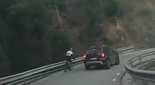 Absolutely stupid cyclist