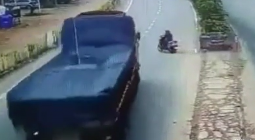 Motorcyclist Head Tragically Crushed By Truck In India.