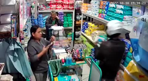 Brave Family Business Owners Get Into A Fight With Armed Robber In Brazil