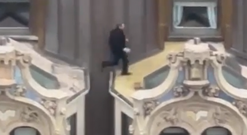 WTF! man casually jumping across rooftop of NYC high-rise