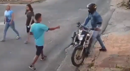 Biker Gets Into A Fight With Motorcycle Thief In Brazil