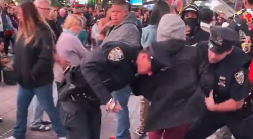 Suspect Fights With NYPD Cops On Times Square