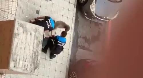 Local spanish police reduce a man after injuring a minor with a knife.