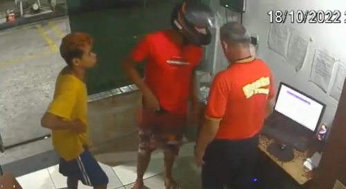 Gas Station Workers Robbed Of Their Phones In Brazil