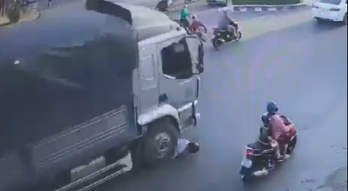 Motorcyclist Head vs. Vietnamese Trucker