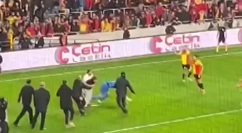 In Turkey, a fan attacks a player terribly