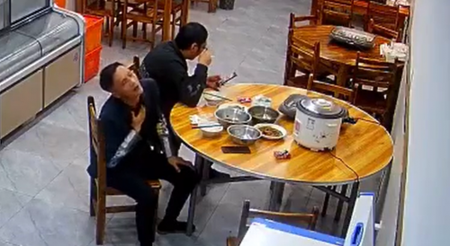 Man Chokes On Food Inside The Restaurant In China