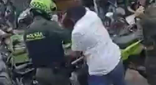 Purse Snatcher Kicked In Front Of Police In  Colombia