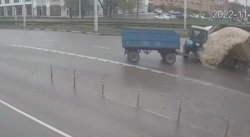 Tractor vs Truck in Kolomna (Russia)