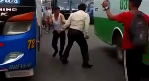 Bus Drivers Fight Over Clients in Ecuador