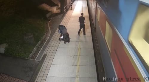 The man was breaking the windows of the train with an emergency hammer