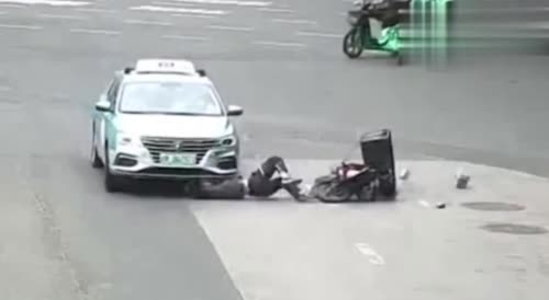 A motorcyclist was crushed by a car in Shanghai