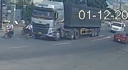 Female Rider Ran Over By Truck In Vietnam