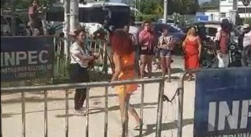Women Fight With Knives Outside The Prison In Cartagena, Colombia
