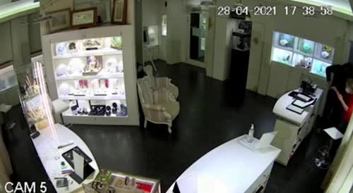 Two robbers killed by the jeweler