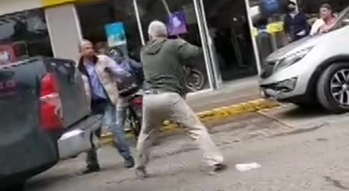 Colombian Gentlemen Get Into A Fight After Insultings