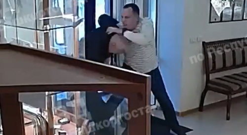 Jewelry Manager Catches An Armed Robber