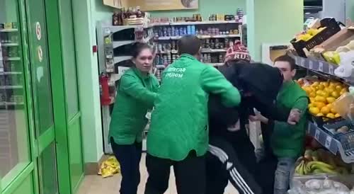 Shoplifter Gets Into A Fight With Employees In Russia