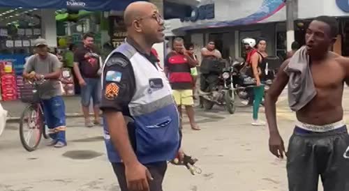 That Escalated Quickly: Worker Gets Into A Fight With Police Officer In Brazil