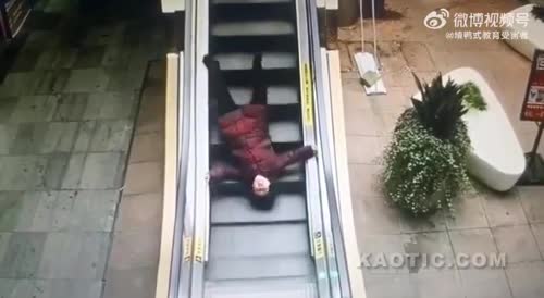 Chinese woman fall in escalator(repost)