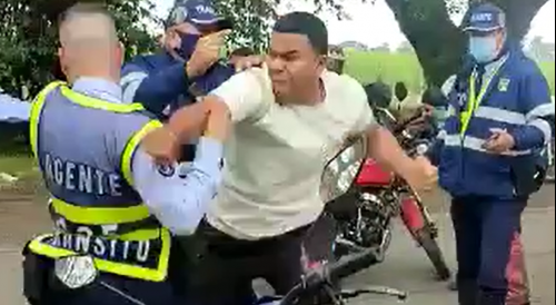 Bikers Get Into A Fight With Traffic Agents In Colombia