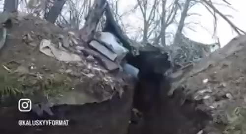 Ukrainian take out Russian invader in a trench