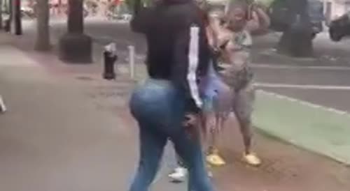 BUBBLE-BUTT GIRLS FIGHT - NYPD can't STOP THEM)repost)