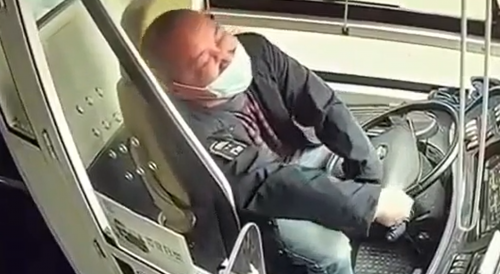 Chinese Bus Driver Suffers Epileptic Seizure, Passes Out