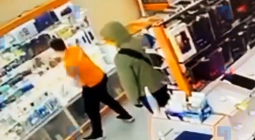 Thug Punches Electronics Store Employee, Grabs 2 Laptops
