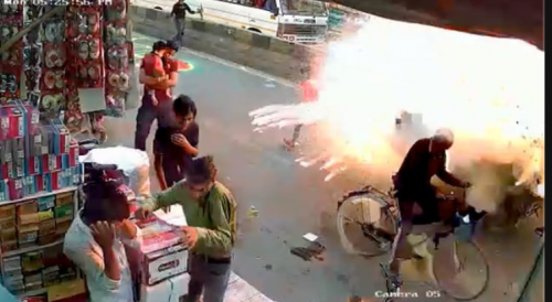 Firecracker Casues E-Rickshaw to Explode, 1 Dead