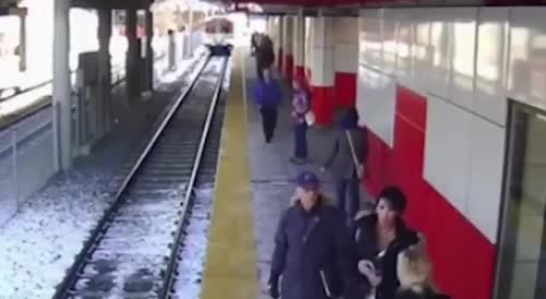 women pushed old lady on the tracks(repost)