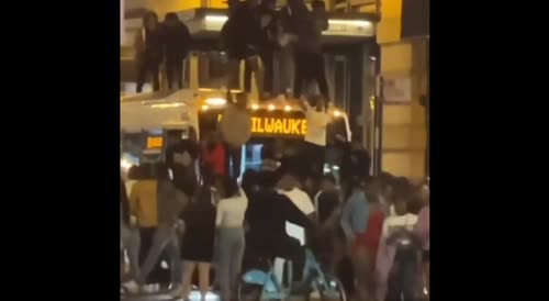 Chicago Goes Insane As Hundreds Of Youths Storm Downtown, Destroying Vehicles, Assaulting Random People