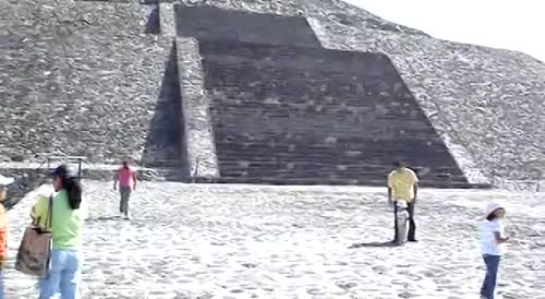 Man slips and falls from pyramid)repost)