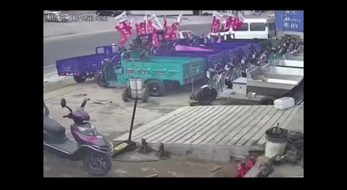 TRUCK TIRE FALL OUT IN CHINA