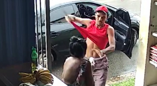 Thug With A Huge Kitchen Knife Robs A Vendor In Brazil