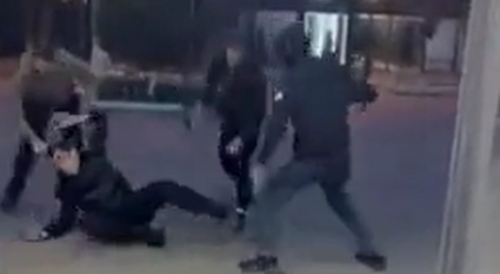 Shoplifters Ruthlessly Gang Up on Security Guard