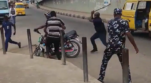 Nigeria: Police Officers Assault Rickshaw Driver With Bat In Lagos